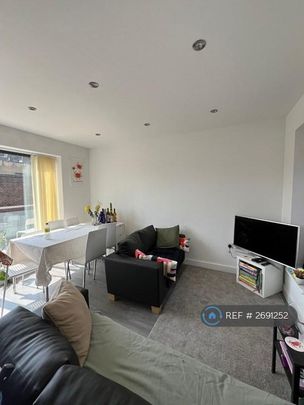 4 bedroom flat to rent - Photo 1