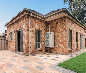 Stylish Three-Bedroom Townhouse with Private Courtyard - Photo 4