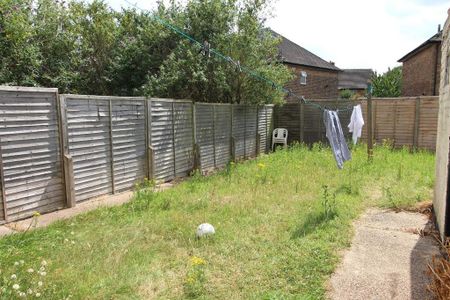 4 bedroom terraced house to rent - Photo 3
