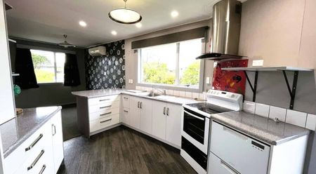 Modern Family Home - Photo 3