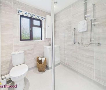 Lexton Gardens, Middleton Cheney, OX17 - Photo 2