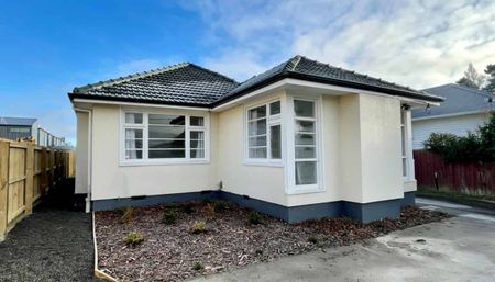 **4 Bedroom and 1x Bathroom House** - Photo 3