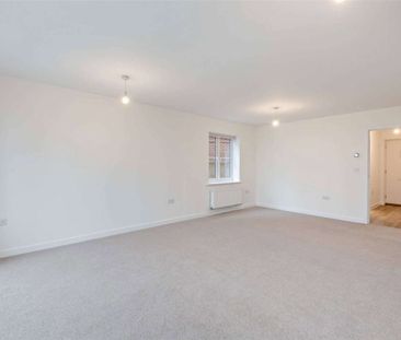 A modern three bed family home with private garden and parking - Photo 4