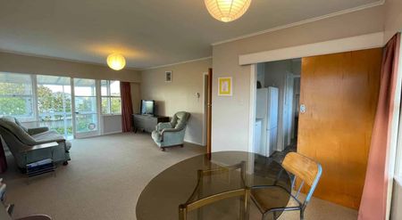 Cozy 2 Bedroom unit, Conveniently located - Photo 2