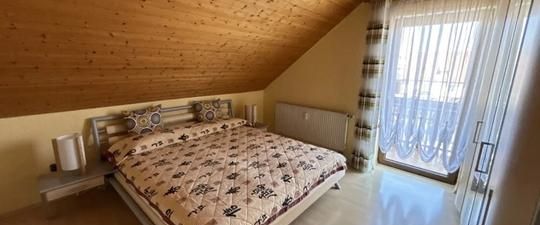 Schöne, helle Dachgeschosswohnung – 79 m², Balkon, EBK, Nähe Main - Foto 1