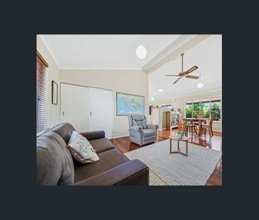 Open plan - Short walk to Beach - Relaxed Coastal Living - Photo 2