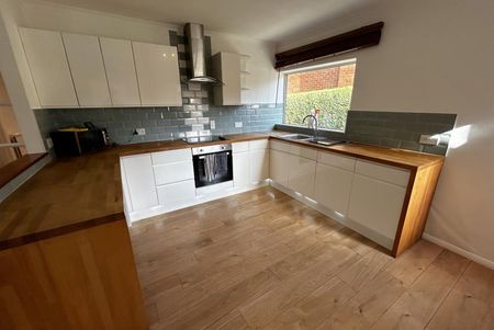 431A Woodham Lane, Addlestone, Surrey, KT15 - Photo 3