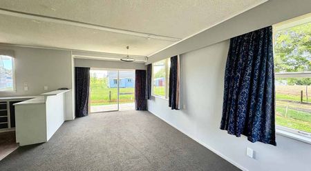 Comfortable Three-Bedroom Home! - Photo 4