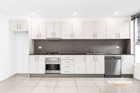 SPLIT LEVEL TWO BEDROOM APARTMENT WITH STUNNING DISTRICT VIEWS. - Photo 3