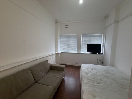 2 Bed Flat, Parish Lane, SE20 - Photo 2