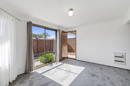 Single level townhouse in a small complex - Photo 2