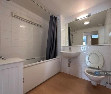 1 bedroom in a flat share to rent - Photo 5