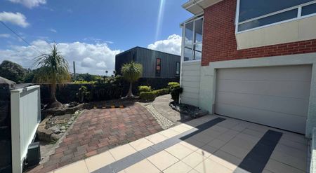 Three-Bedroom Home, Minutes from the Beach! - Photo 3