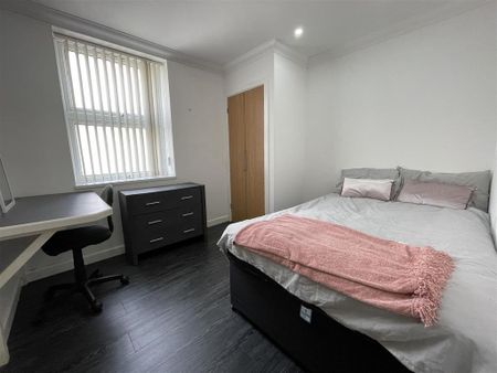 3 bedroom apartment to rent - Photo 4