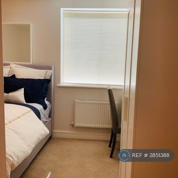1 bedroom in a flat share to rent - Photo 1