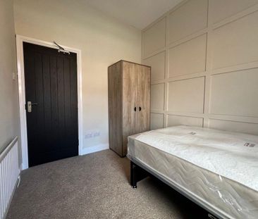 1 bedroom in a flat share to rent - Photo 2