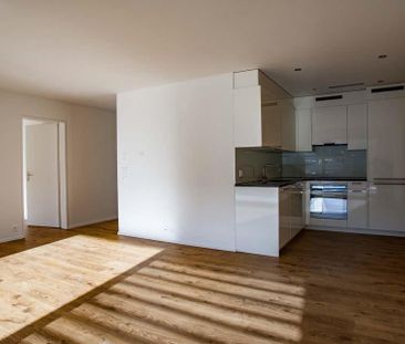 Sonnige 3,5 Zimmer Wohnung mit grossem Balkon - Photo 2