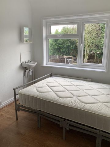 3 bedroom semi-detached house to rent - Photo 3