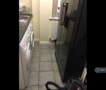 1 bedroom in a house share to rent - Photo 2