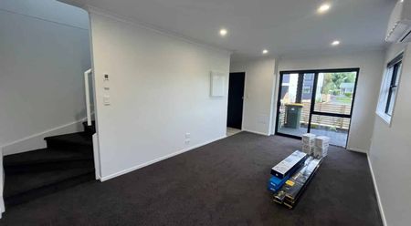 Brand New Home in a Quiet Chartwell Street - Photo 2