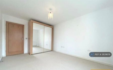 3 bedroom flat to rent - Photo 3