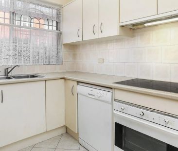 SPACIOUS PARKSIDE TOWNHOUSE - Photo 2