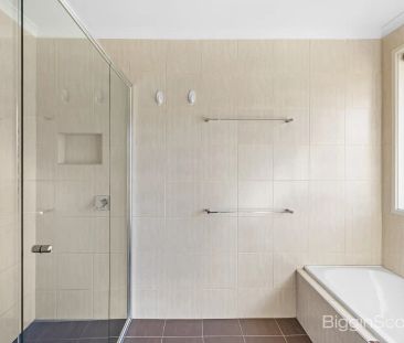 “Charming Home on Spacious 590sqm Allotment in Prime Location!” - Photo 2