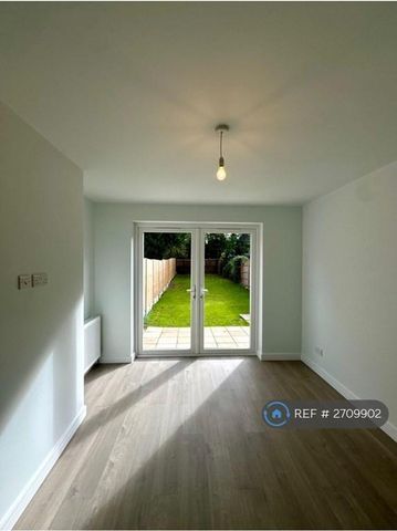 3 bedroom terraced house to rent - Photo 2