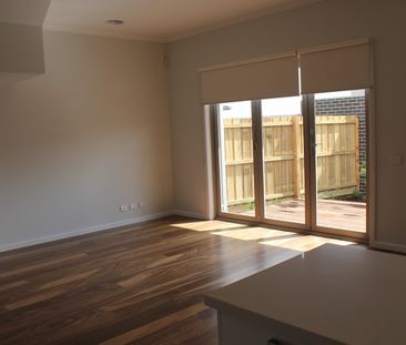 3 Bedroom Stylish Townhouse - Photo 2
