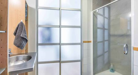 One-Bedroom Apartment with Balcony Princes Wharf: - Photo 5