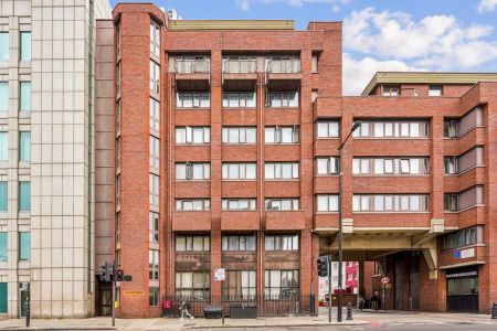 3 bedroom flat in Earls Court - Photo 3