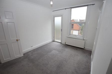 1 bedroom Flat to let - Photo 2