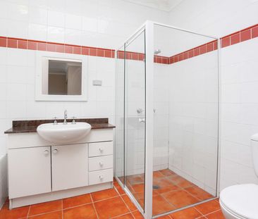 "Luxurious Family Home in Matthew Pearce Catchment" - Photo 4