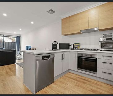 Look No Further ~ 2 Bedroom Townhouse ~ Prime Location! - Photo 4