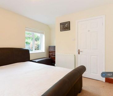 1 bedroom in a house share to rent - Photo 2