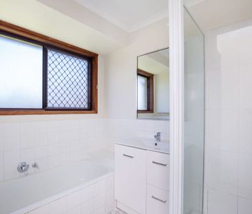 3 Bedroom in Ashmore, new floors, new appliance,new kitchen - Photo 2