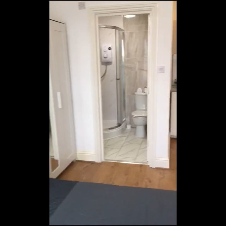 Studio Flat, Northbrook, IG1 - Photo 1