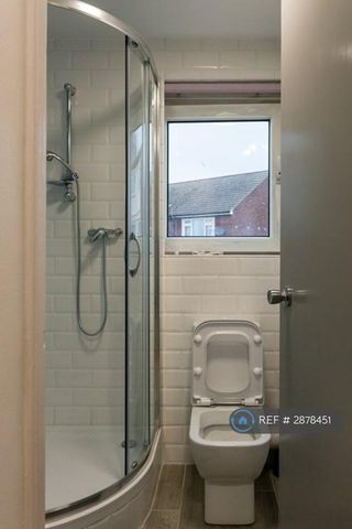 1 bedroom in a flat share to rent - Photo 5