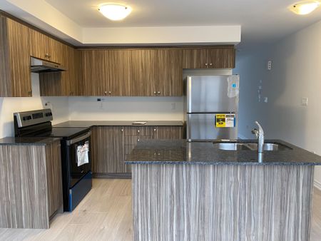 For Lease - 19 Pumpkin Corner Crescent, Barrie, Ontario - Photo 4