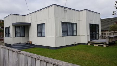 2 Bedroom Sunny Art Deco Style in Paparangi - Photo 2