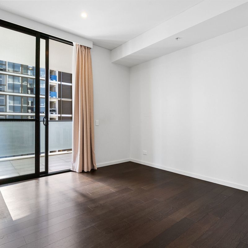 Chef's Kitchen | Large Three Bedroom Apartment | Double Carspace - Photo 1