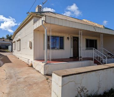 Central Location - Three Bedrooms with Brand New Carpet - Photo 4