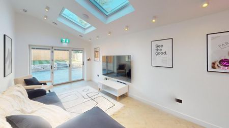 1 bedroom in a house share to rent - Photo 2
