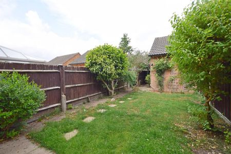 3 bedroom end of terrace house to rent - Photo 2