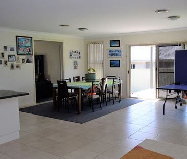 LARGE 4 BEDROOM FAMILY HOME - Photo 4