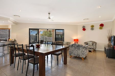 Spacious 4 Bedroom, 2 Bathroom Home with 3 Living Areas, Pool & Double Garage! - Photo 3