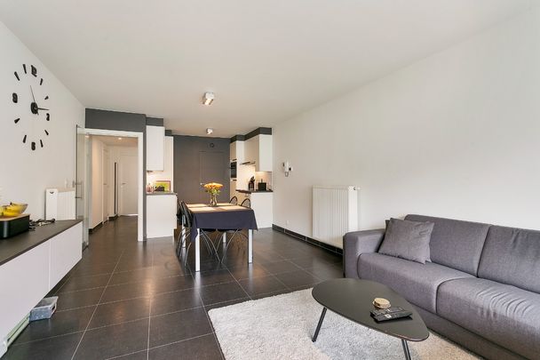 Gelijkvloers appartement met 2 slaapkamers en tuin te huur. - Photo 1