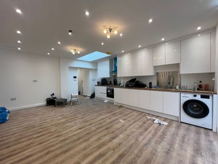 3 Bed Maisonette, North Gardens, SW19 - Photo 2