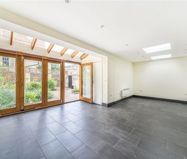 A fabulous ground floor self contained studio property with courtya... - Photo 1