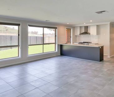 RIVERSIDE ESTATE FAMILY HOME! - Photo 2